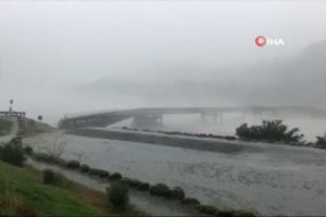 Yeni Zelanda'da sel k&ouml;pr&uuml;y&uuml; koparıp s&uuml;r&uuml;kledi