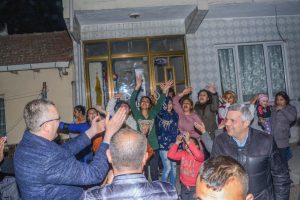 Bursa Karacabey'de Başkan Özkan'a Roman vatandaşlardan yoğun ilgi