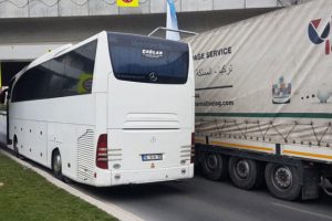 TIR ve otob&uuml;s &uuml;st ge&ccedil;ide sıkıştı!
