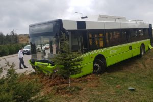 Halk otob&uuml;s&uuml; bah&ccedil;eye girdi!