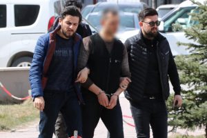 Silahlı, bı&ccedil;aklı kavganın ş&uuml;phelisi: "Yanlışlıkla vuruldular"