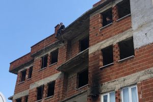 Bursa'da karısı terk edince &ccedil;atıya &ccedil;ıktı polis zorlukla aşağı indirdi