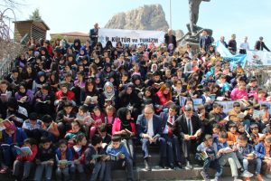 Merdivenlere oturup hep birlikte kitap okudular