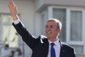 Mansur Yavaş teşekk&uuml;r afişleri hazırlıyor