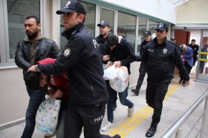 HDP mitinginde g&ouml;zaltına alınan 8 kişi hakim karşısında!