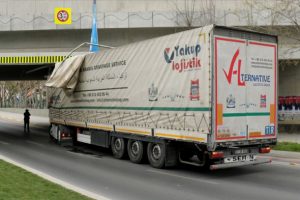 Bakırk&ouml;y'deki alt ge&ccedil;ide tır sıkıştı