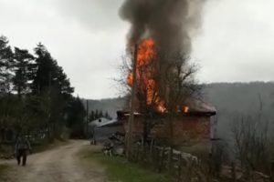 Tek katlı ev alevlere teslim oldu