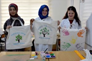 '&Ouml;zel &ouml;ğrenciler'den &ccedil;evre i&ccedil;in bez &ccedil;antalar