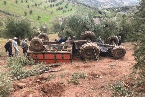 Kilis'te devrilen trakt&ouml;r&uuml;n s&uuml;r&uuml;c&uuml;s&uuml; &ouml;ld&uuml;