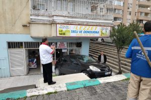 El freni &ccedil;ekilmeyen otomobil işyerine &ccedil;arptı