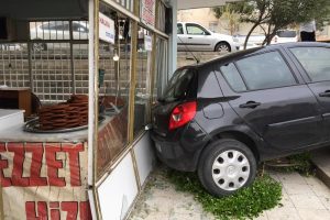 El freni &ccedil;ekilmeyen otomobil d&uuml;kkana &ccedil;arptı