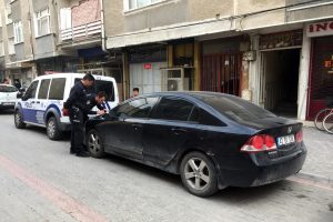Otomobilin motoruna giren kedi, yakalanması bulunan otomobili ele verdi