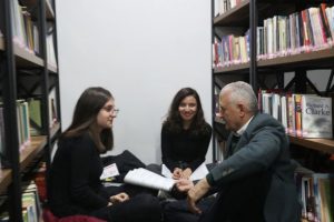 Binali Yıldırım &ouml;ğrencilere problem &ccedil;&ouml;z&uuml;m&uuml;nde yardım etti