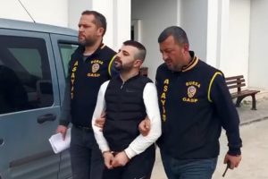 Bursa'da bı&ccedil;aklı gasp&ccedil;ı ka&ccedil;tığı otomobilde yakalandı