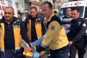 Ambulans ile hafif ticari ara&ccedil; &ccedil;arpıştı: 5 yaralı