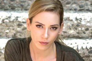 Sinem Kobal g&uuml;zelliğiyle b&uuml;y&uuml;ledi