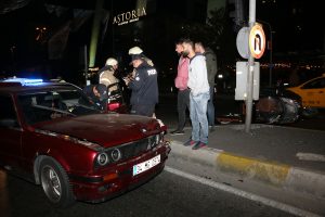 Otomobil ile elektrikli ara&ccedil; &ccedil;arpıştı: 1'i ağır 2 yaralı