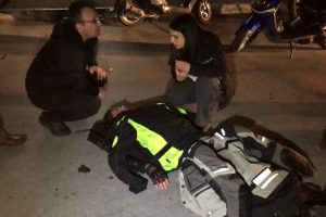 Bursa'da hemşire otomobilini durdurup yaralıya koştu