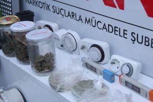 Evinde topraksız, susuz uyuşturucu serası kurdu