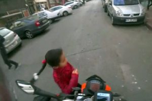 Motosikletin altında kalmaktan kıl payı kurtuldu
