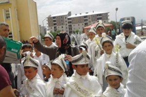 30 yılda bin &ouml;ğrenci yetiştirdi, hi&ccedil; evlenmedi!