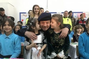 Polis ve jandarmadan &ouml;ğrencilere kitap hediyesi