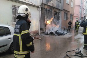 Bursa'da doğalgaz kutusu alev alev yandı, mahalleli b&uuml;y&uuml;k panik yaşadı