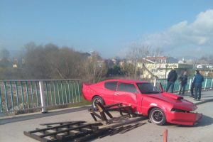 Otomobilin Filyos &Ccedil;ayı'na u&ccedil;masını bariyer engelledi
