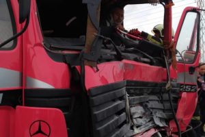 Yol s&uuml;p&uuml;rme aracına &ccedil;arpan kamyonun s&uuml;r&uuml;c&uuml;s&uuml; sıkıştı