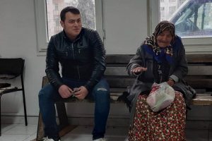 100 yaşındaki ninesini dilendiriyor