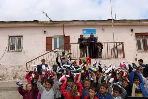 Oynadıkları oyunun gelirini &ccedil;ocuklara dağıttılar