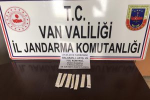 Otob&uuml;ste eşofman astarına gizledikleri metamfetaminle yakalandılar