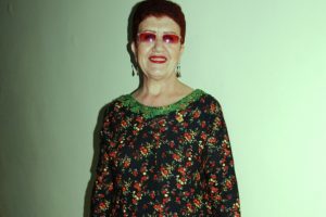 &Ccedil;iziyor, dikiyor, giyiyor