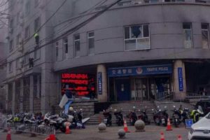 &Ccedil;in'de polis merkezine bombalı saldırı: 3 yaralı