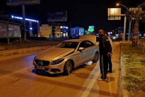 Kaza sonrası otomobilini yol ortasında terk etti