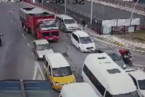 Kamyonun altında kalan 4 yaşındaki &ccedil;ocuk yaralandı