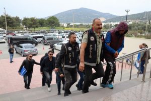 G&ouml;&ccedil;men ka&ccedil;ak&ccedil;ılığından 11 kişi hakim karşısında!
