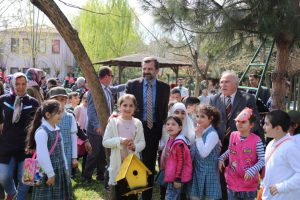 Bursa G&uuml;rsulu minik &ccedil;evreciler kuşları "ev"lendirdi