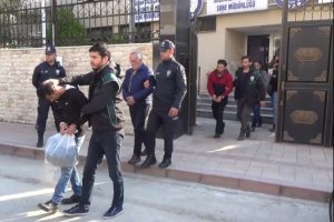 G&ouml;&ccedil;men ka&ccedil;ak&ccedil;ıları adliyeye sevk edildi