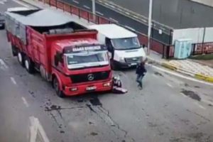 Dehşet anları! Kamyonun altında kalan 4 yaşındaki &ccedil;ocuk yaralandı