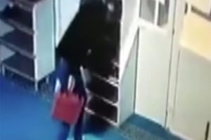 Namaz kılar gibi yaptı ayakkabıyı &ccedil;alıp ka&ccedil;tı