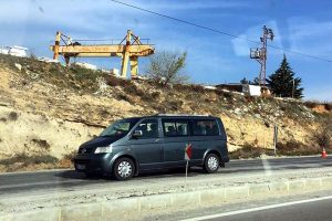 Kasksız s&uuml;r&uuml;c&uuml; feci kazada can verdi!