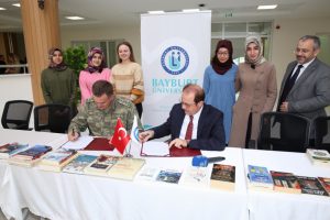 &Uuml;niversiteden kışlaya kitap desteği