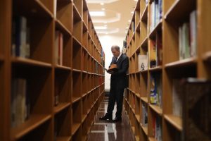 Bakan Akar ve komutanlardan K&uuml;t&uuml;phane ziyareti