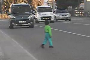 Annesinin elinden ka&ccedil;ıp yola fırladı! İşte o an