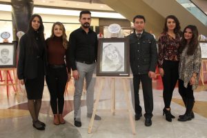 Eşinin portresini g&ouml;ren şehit eşi duygu dolu anlar yaşadı