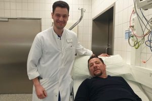 T&uuml;rk doktor, Bayer Leverkusen'in T&uuml;rk antren&ouml;r&uuml;n&uuml; &ouml;l&uuml;mden kurtardı