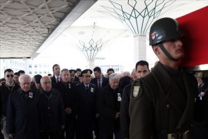 Bakan Akar, emekli Hava Korgeneral &Ouml;zalp'in cenaze t&ouml;renine katıldı