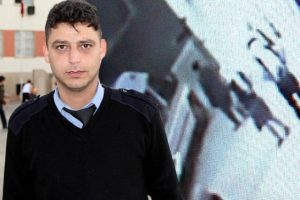 G&uuml;venlik g&ouml;revlisi gencin hayatını kurtardı