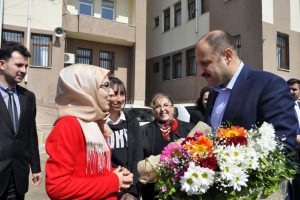 Atık &ccedil;&ouml;pleri sanat eserlerine d&ouml;n&uuml;şt&uuml;rd&uuml;ler